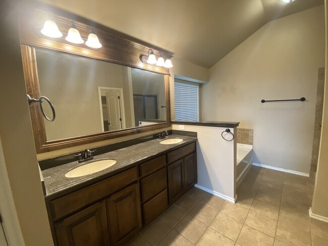 Building Photo - 3817 Kings Canyon Rd