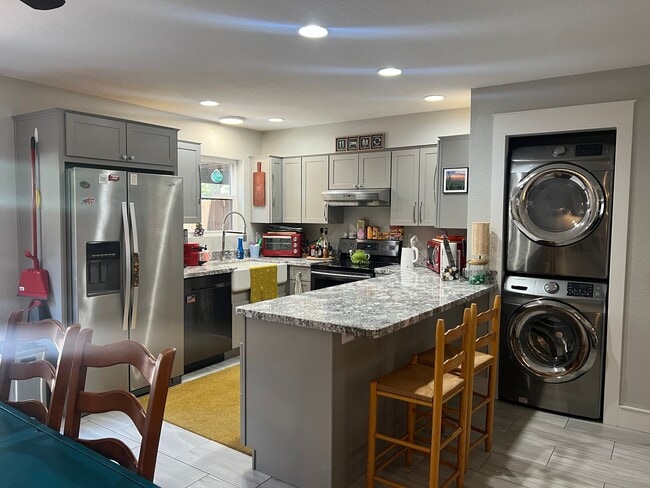 Building Photo - Updated Townhouse backed by National Forest