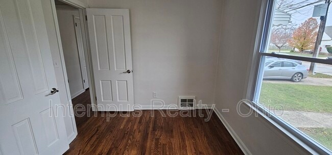 Building Photo - 360 E 326th St