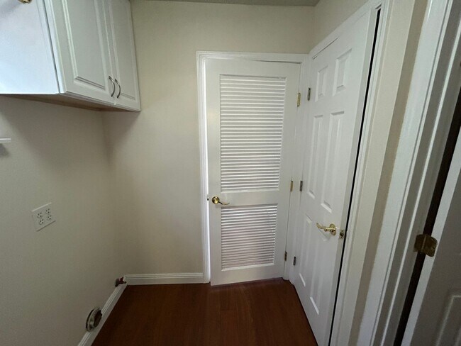 Building Photo - 3 bedroom 2 bathroom in SW Visalia