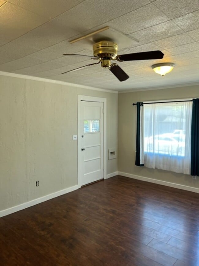 Building Photo - CHARMING OLDER 2 BEDROOM HOME W/ BUILT INS