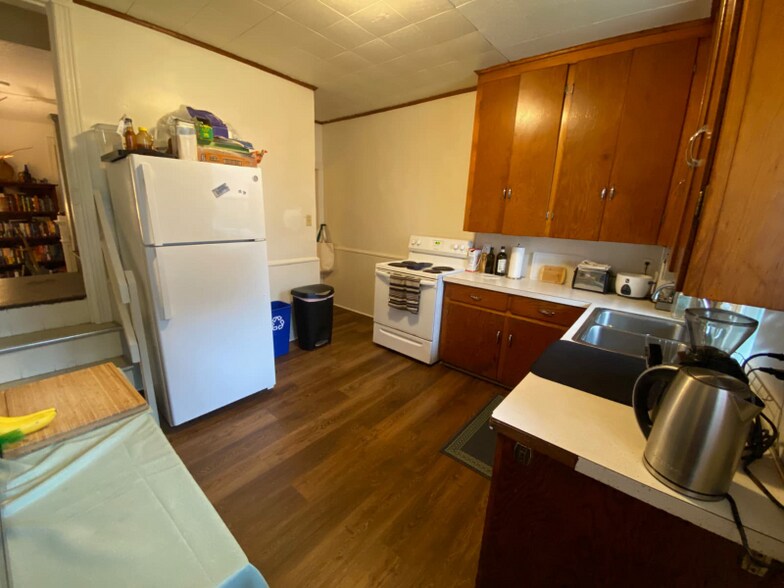 Building Photo - 136 N Locust St