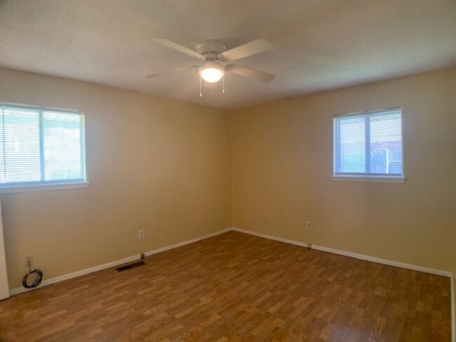 Building Photo - 3 Bedroom Northwest OKC!