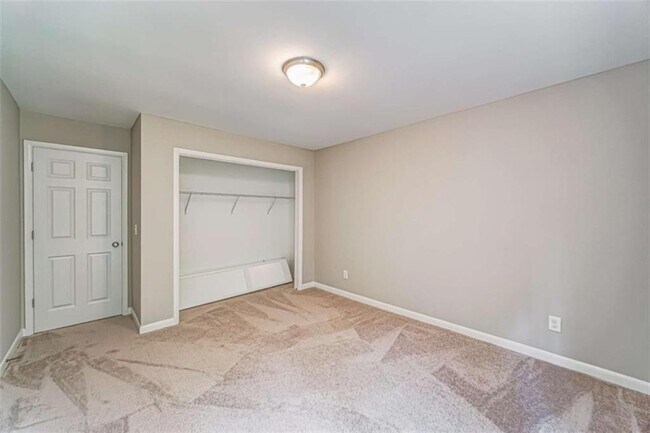 Building Photo - 2218 Woodfern Dr