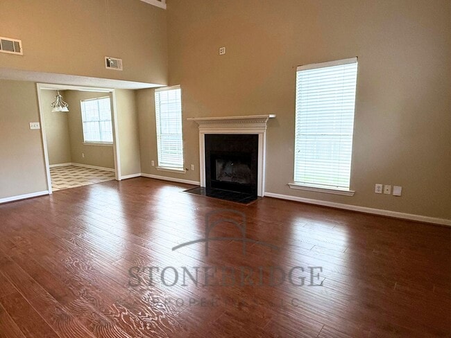 Building Photo - Spacious 3 bed, 2 bath with loft