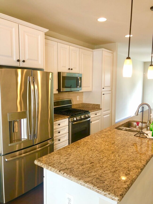 Building Photo - Spacious 2 BR/2.5 BA Townhome in Beltsville!