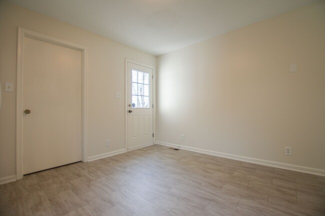 Building Photo - Pet Friendly Three Bedroom!