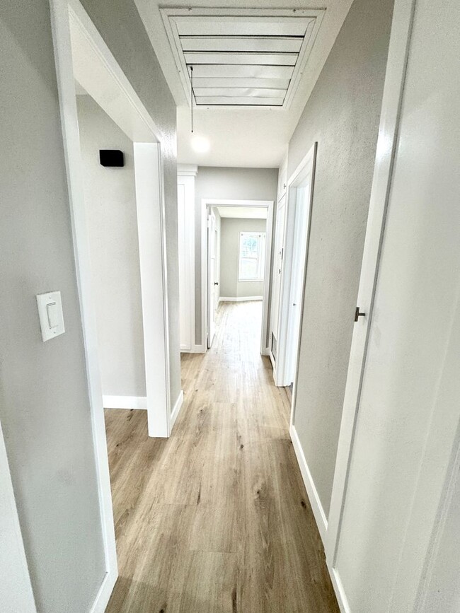 Building Photo - Charming 2 Bedroom Home Near Olivedale Par...