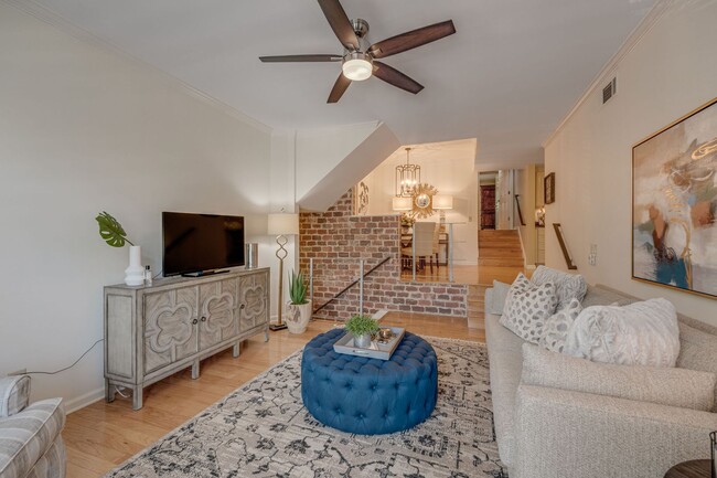 Building Photo - FULLY FURNISHED 2 BED 2 BATH TOWNHOME IN GREENHILLS $2250 PER MONTH.