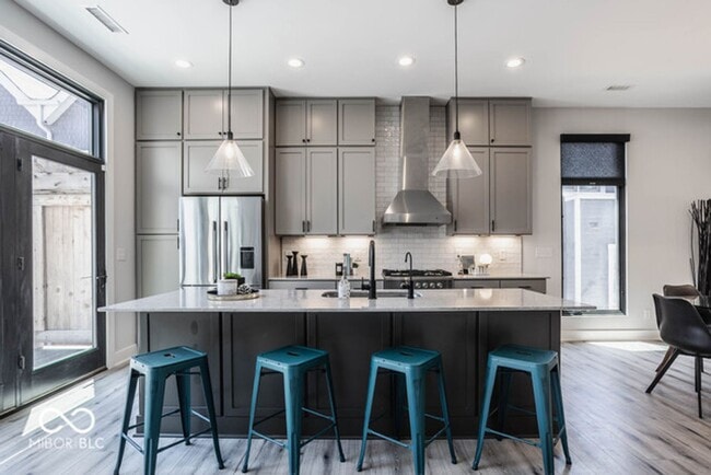 Building Photo - Beautiful townhome located off 16th and College. Pets allowed for an additional $1,000 non refund...