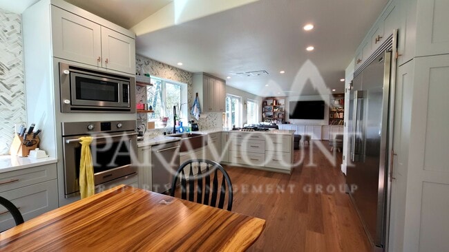 Building Photo - Gorgeous 3-Bedroom Home with 2 Bonus Rooms!