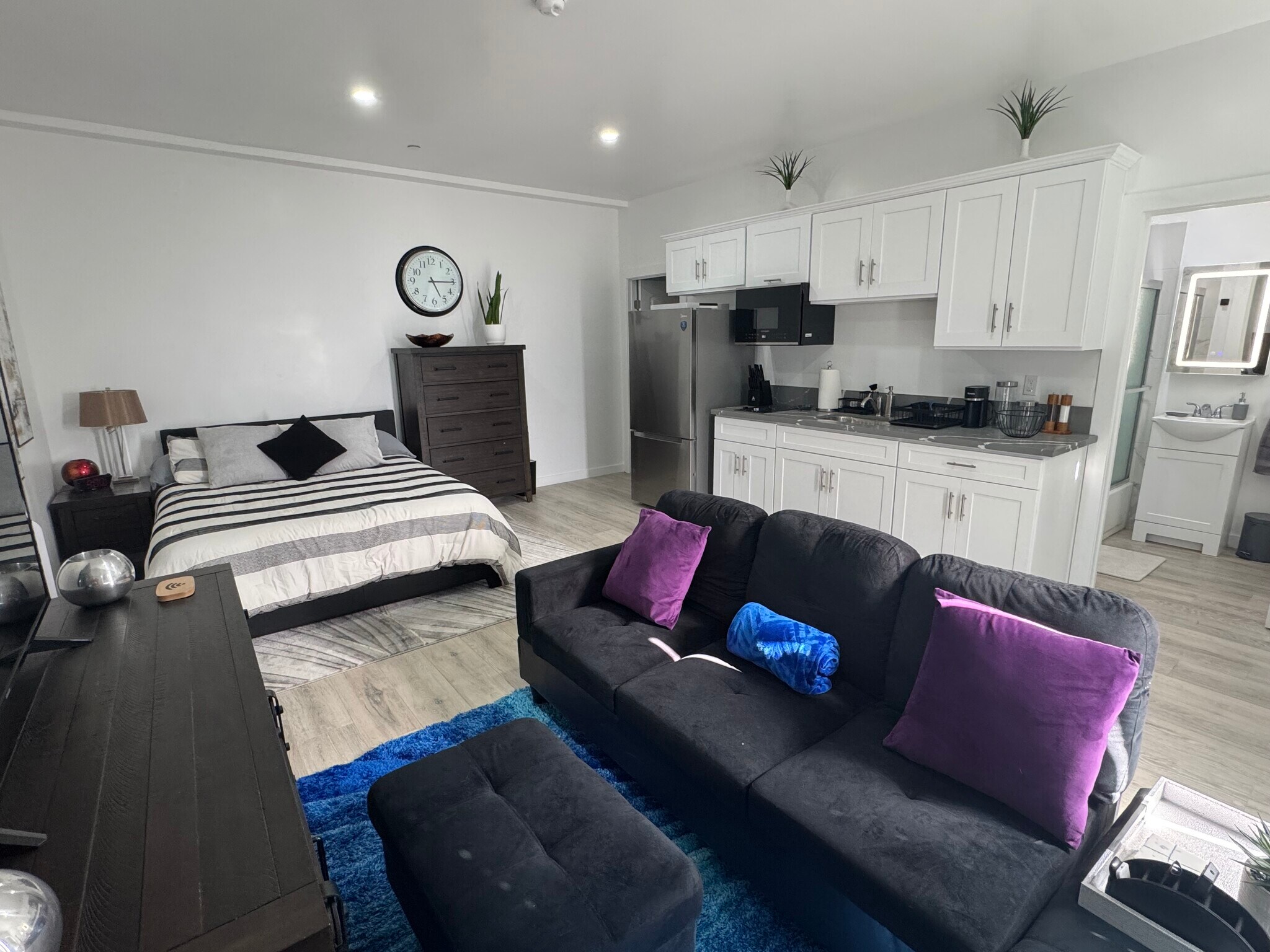 Building Photo - 1023 N Gage Ave