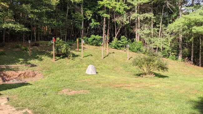 Building Photo - Beautiful 3 Bedroom 2 Bath Home in quiet r...