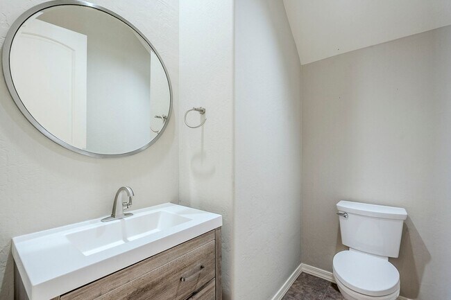 Building Photo - Stunning 4 bed 2.5 bath home with pool, in...