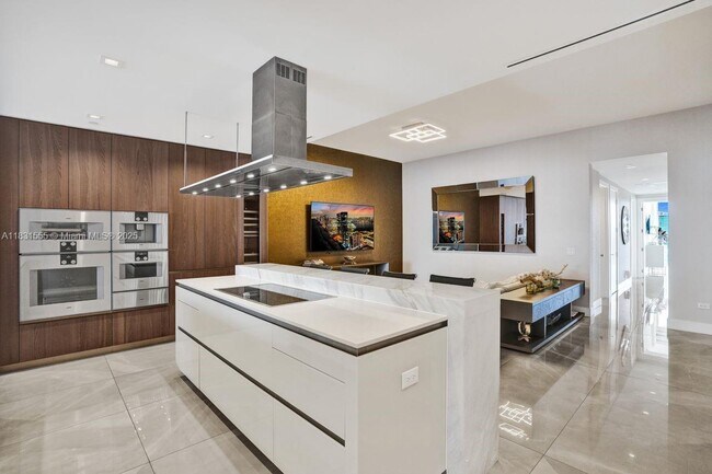 Building Photo - 18501 Collins Ave