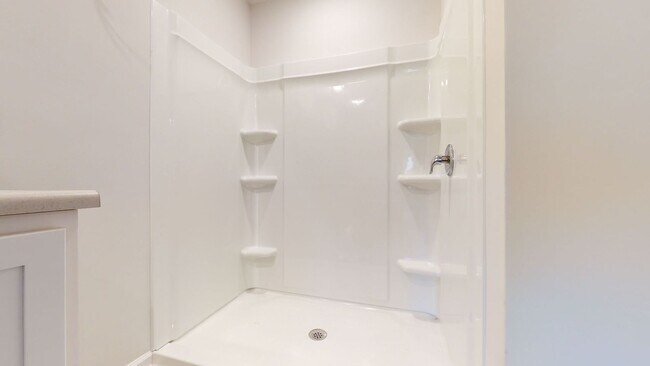 Building Photo - 4 bedroom Home in WATERSIDE!