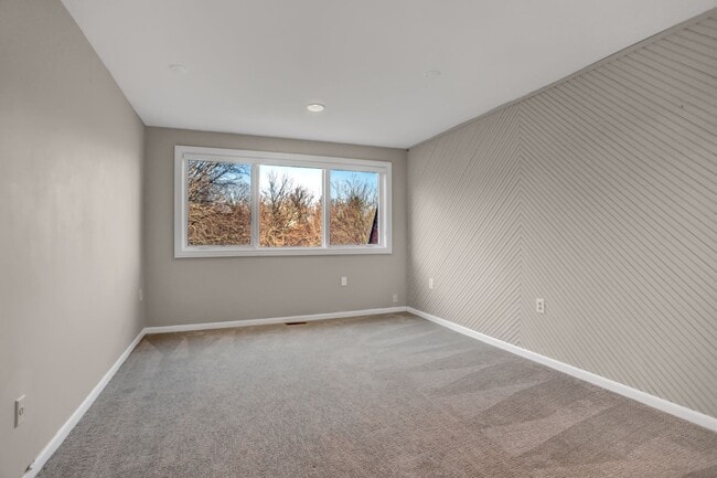 Building Photo - AMAZING SPACIOUS END UNIT TOWNHOUSE IN PRIME LOCATION