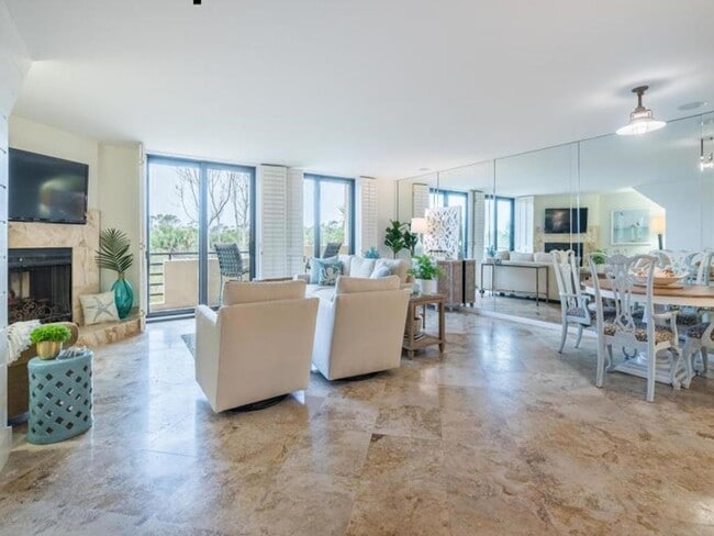 Building Photo - Beautiful Spinnakers Reach Condo