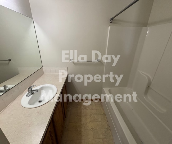 Building Photo - 2520 E Conquest St