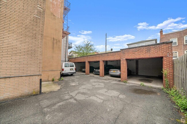 Building Photo - 88 Irving St