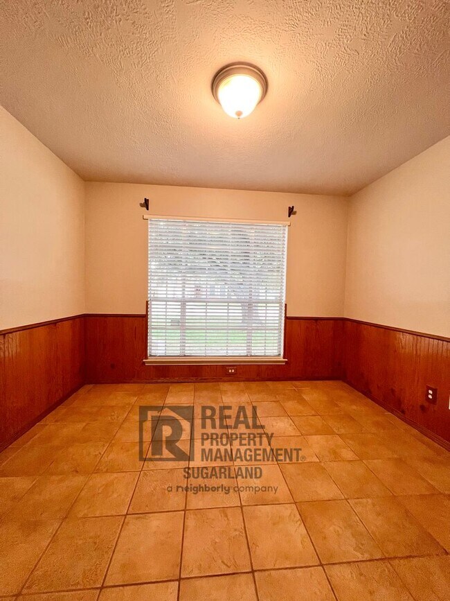 Building Photo - Beautiful One Story Home