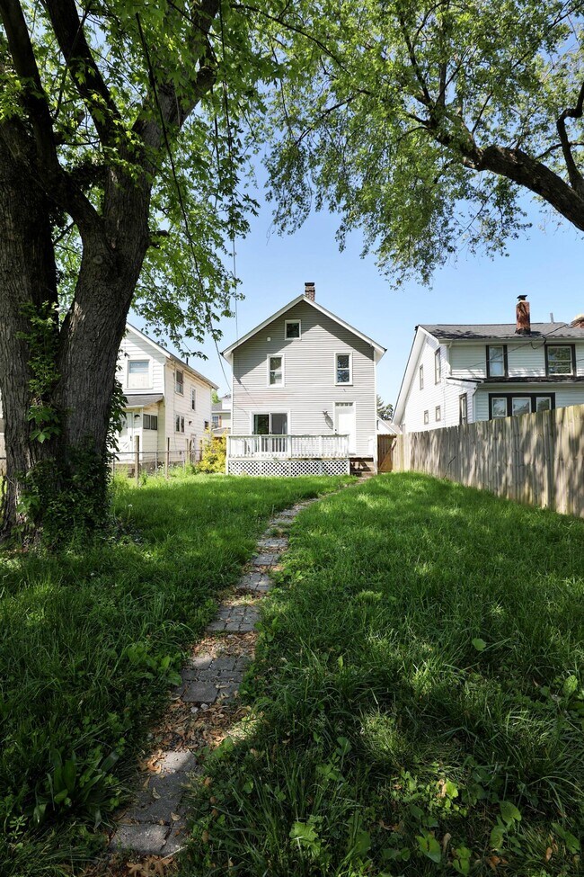 Building Photo - 825 Reinhard Ave