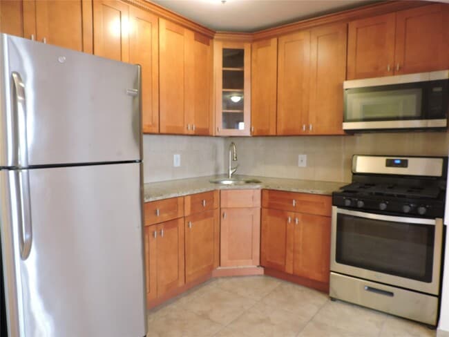 Building Photo - 1031 Halsey St