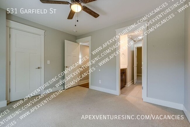 Building Photo - 531 Garfield St