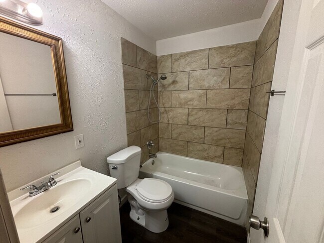 Building Photo - Charming 3 bed plus bonus room
