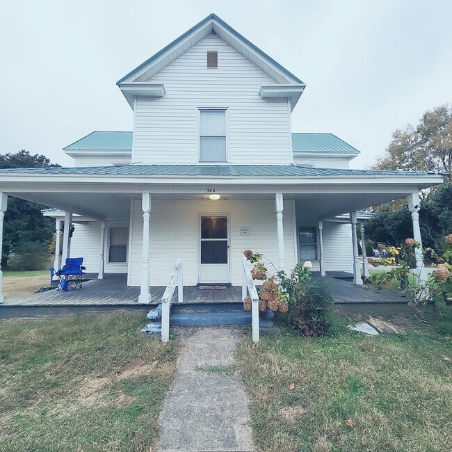 Building Photo - 302 Dahl St