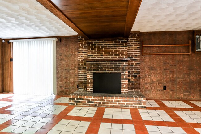 Building Photo - Beautiful 4 Bedroom Home