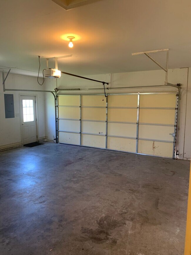 Building Photo - Lovely single family, brick rancher home with 3 beds/2.5 baths!!