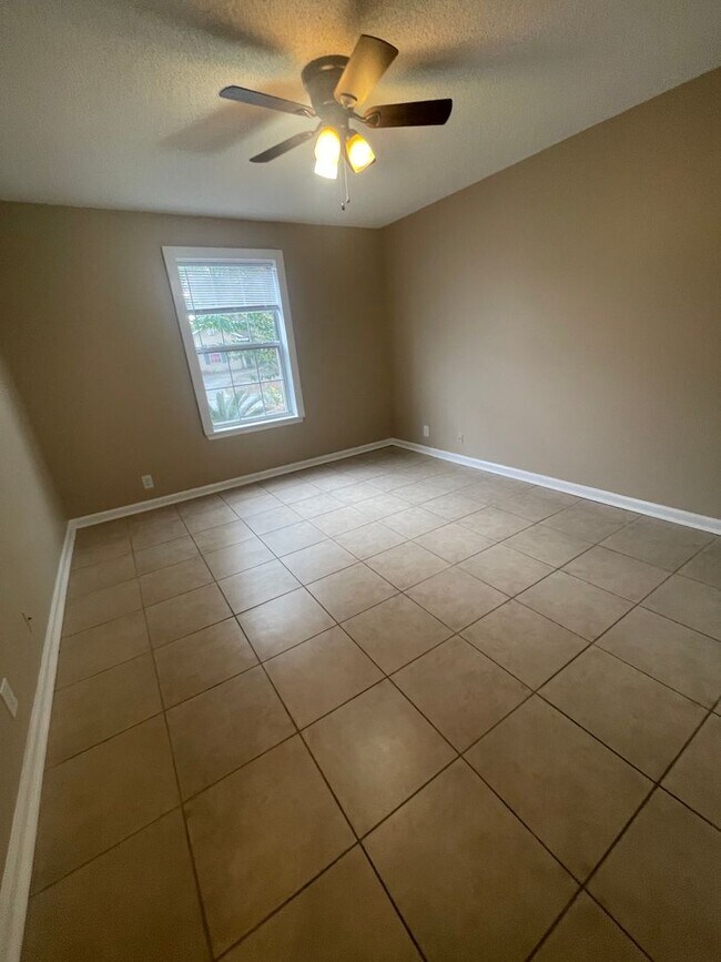 Building Photo - 164 Leeswood Cir