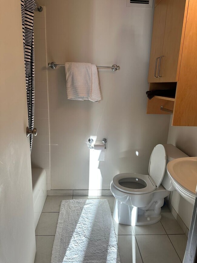 Building Photo - Lovely 2 bedroom 2 bath condo with a river...