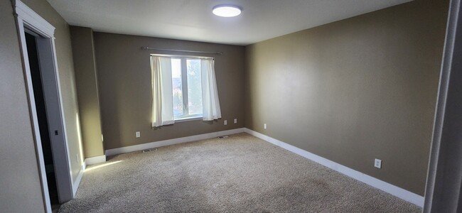 Building Photo - 1035 Rd Runner St