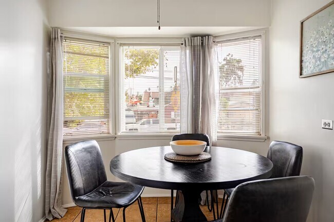 Building Photo - 2302 Loy Ln