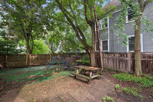Building Photo - 807 Greenleaf St