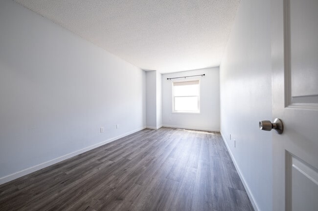 Building Photo - 4108 S Meadowlark Rd