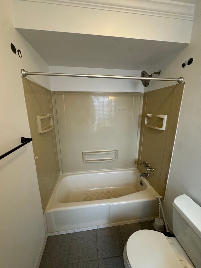 Building Photo - Spacious Private Oasis - 3 Bedroom 2 Bathr...