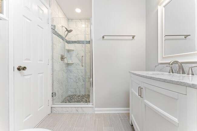 1st floor bathroom - 44132 Mistletoe Ter