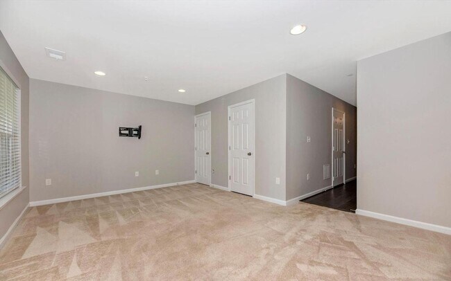 Building Photo - 3 level townhouse (newer construction) in Jefferson Place Community available early June!