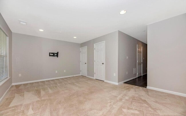 Building Photo - 3 level townhouse (newer construction) in Jefferson Place Community available early May!