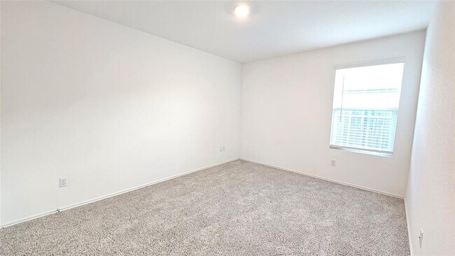 Building Photo - 195 Salt Springs Rd