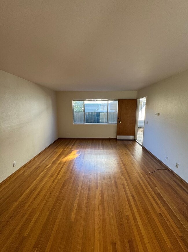 Building Photo - Hoover 1210-1212