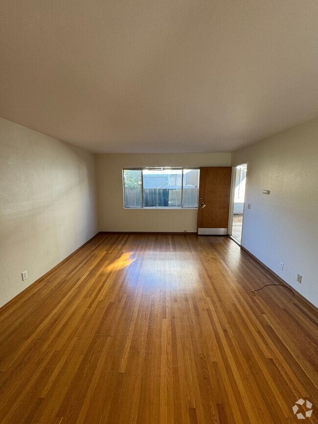 Building Photo - Hoover 1210-1212