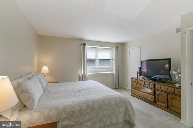 Building Photo - 933 Elm Rd