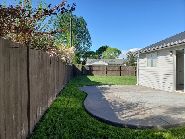 Building Photo - 3 Bed 2.5 Bath House