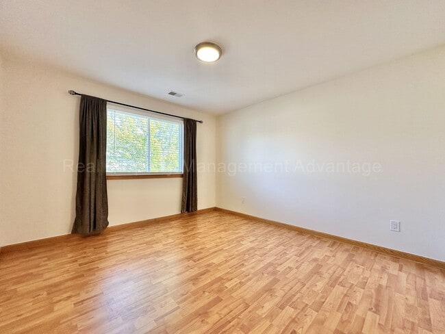 Building Photo - Spacious 2 Bed Condo with Attached Garage