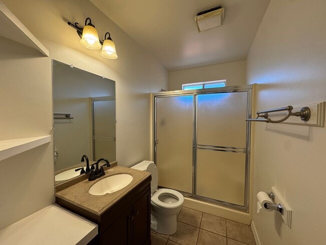 Building Photo - Spacious SW Bakersfield home!