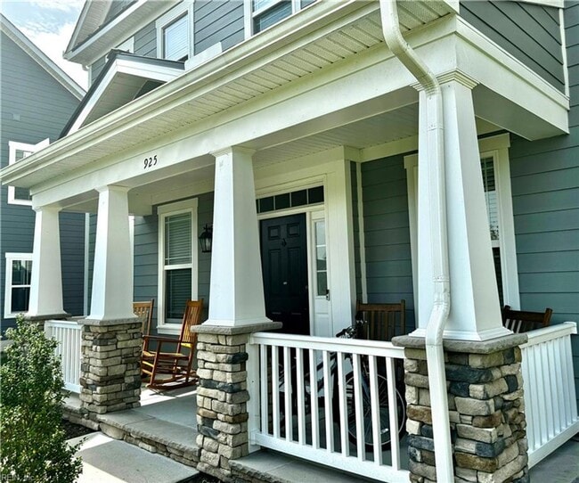 Building Photo - 925 Skicoat St